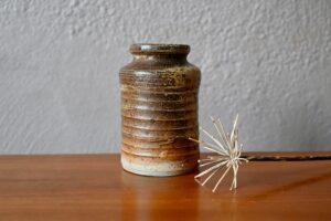 Vase en grès moucheté, vase années 60 design, vase design scandinave, vase en grès, vase de sol, vase de sol vintage, grand vase de sol vintage, vase céramique vintage, design des années 60, déco wabi sabi, décoration wabi sabi vintage, chaise design wabi sabi, poterie wabi sabi, vase wabi sabi, brutalisme, brutaliste, céramique brutaliste, céramiste brutaliste, décoration brutaliste, déco brutaliste