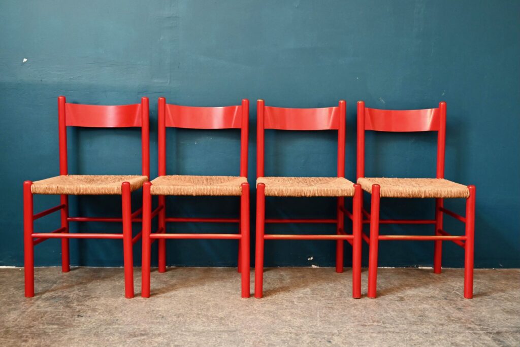 Série de chaises italienne Roseta, chaises en bois tourné, chaises bois années 70, chaise design scandinave, chaise design minimaliste, chaises design vintage, chaises style scandinave, chaise en bois vintage, chaises en bois vintage, chaise rouge, chaise scandinave, chaise scandinave design, chaise brutaliste, chaises rustique, chaises rustiques bohème années 50, chaise vintage design italien, chaise design italien, chaises design italien années 70, design italien, design italien années 50