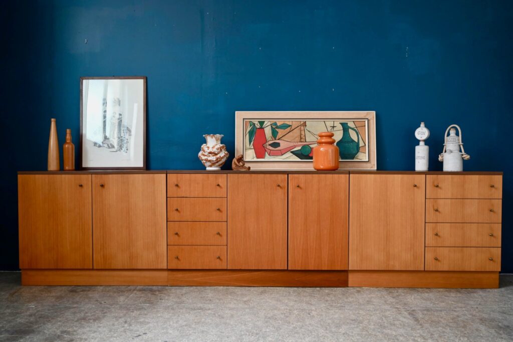 Ensemble modulaire Henrike, meuble de rangement vintage, enfilade basse en bois, meuble des années 70, grande enfilade bois clair, enfilade portes coulissantes, meuble en bois années 60, meuble bois et métal, meuble vintage années 60 enfilade, module space age, enfilade ancienne, enfilade basse, enfilade formica, enfilade meuble hifi, enfilade Hifi vintage, enfilade rétro, très grande enfilade, petite enfilade rétro minimaliste, petite enfilade rétro années 60, enfilade à casiers vintage