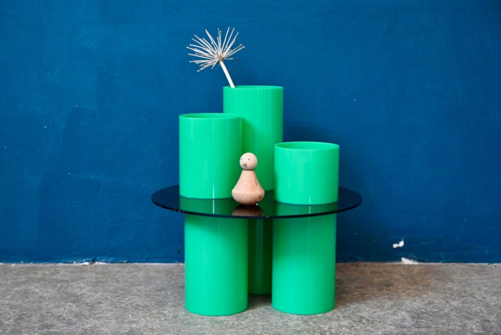 Guéridon en plexiglas vert & noir Numa, design 1980; art de la table vintage; memphis milano, table basse vintage années 80, table design memphis, table design années 80, table basse design, table basse ronde en verre, table basse en verre, table basse vintage design, déco memphis, design italien memphis, design memphis, memphis, memphis milano, sculpture memphis, table memphis, design post moderne, design postmodern, design postmoderne, post modernism, années 80, déco années 80, design italien années 80, porte plante ancien, porte plante vintage, porte plantes extérieur