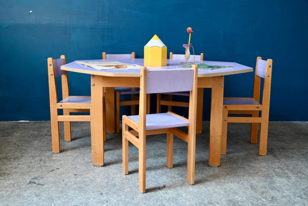 Table et chaises d'activités Lilas, mobilier scolaire vintage, mobilier scolaire, mobilier enfant des années 60, table des années 60 en bois, Table vintage en bois et formica, chaise enfant en bois années 60, chaise vintage pour enfant, bureau enfant formica, table d'activité, table d'activité montessori, table d'activités années 60, table d'activités rétro, table d'activités vintage, mobilier enfant en bois, mobilier enfant rétro, mobilier enfant vintage, mobilier enfant, chaises montessori, design montessori, meubles montessori, mobilier montessori vintage, mobilier d'école