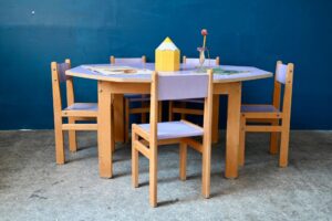 Table et chaises d'activités Lilas, mobilier scolaire vintage, mobilier scolaire, mobilier enfant des années 60, table des années 60 en bois, Table vintage en bois et formica, chaise enfant en bois années 60, chaise vintage pour enfant, bureau enfant formica, table d'activité, table d'activité montessori, table d'activités années 60, table d'activités rétro, table d'activités vintage, mobilier enfant en bois, mobilier enfant rétro, mobilier enfant vintage, mobilier enfant, chaises montessori, design montessori, meubles montessori, mobilier montessori vintage, mobilier d'école