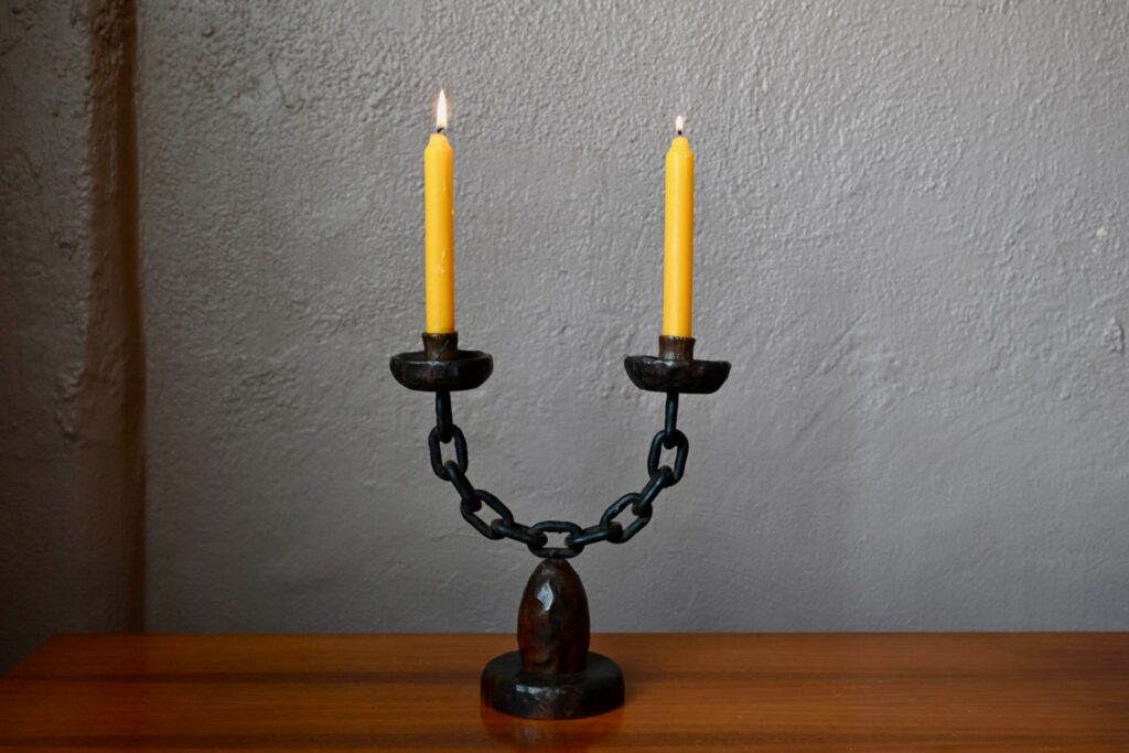 Chandelier brutaliste en bois sculpté, Chandelier candélabre bougie bougeoir candlestick Brutaliste, bougeoir brutaliste, bougeoir métal, bougeoir en métal, bougeoir vintage, bois sculpté, bois massif, grande sculpture en bois sculpté, art brut, brutalisme, candlestick Brutaliste, bougeoir ancien, bougeoir fonte, bougeoir scandinave, déco brutaliste, déco primitive