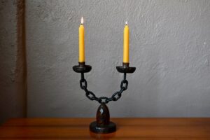 Chandelier brutaliste en bois sculpté, Chandelier candélabre bougie bougeoir candlestick Brutaliste, bougeoir brutaliste, bougeoir métal, bougeoir en métal, bougeoir vintage, bois sculpté, bois massif, grande sculpture en bois sculpté, art brut, brutalisme, candlestick Brutaliste, bougeoir ancien, bougeoir fonte, bougeoir scandinave, déco brutaliste, déco primitive
