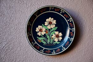 Assiette en terre vernissée Soufflenheim, assiette décoratique, jean garillon, céramique alsacienne, céramique alsace, décoration murale terre cuite, plat en terre cuite, art populaire, art populaire alsacien, céramique art populaire, déco d'art populaire, décoration art populaire, Art Déco, art décoratif, assiettes art déco