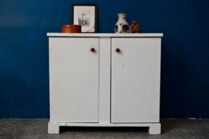 Commode à clayettes Clarisse, meuble art déco, meuble art déco vintage, buffet art déco en bois, meuble des années 30 en bois, petit meuble art déco, meuble années 30, meuble bas vintage, meuble à chaussures, meuble à chaussures vintage, meuble rustique bohème, rustique chic, meuble art déco bois clair, petite meuble art déco, commode art déco, commode art déco ancienne, commode années 40, commode années 40 art déco, commode années 50