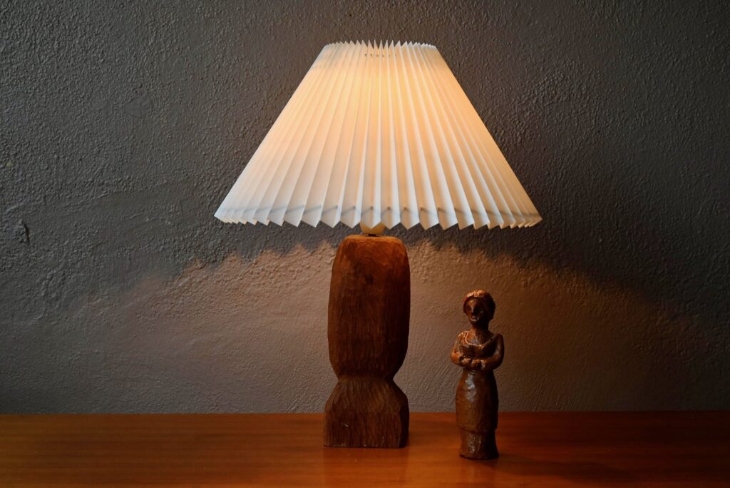 Lampe à poser en teck sculpté, lampe à poser brutaliste, lampe brutaliste, lampe à poser design, lampe de table design, lampe scandinave en teck, lampe design scandinave, belle lampe vintage, lampe art déco bois