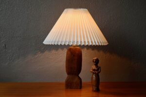Lampe à poser en teck sculpté, lampe à poser brutaliste, lampe brutaliste, lampe à poser design, lampe de table design, lampe scandinave en teck, lampe design scandinave, belle lampe vintage, lampe art déco bois