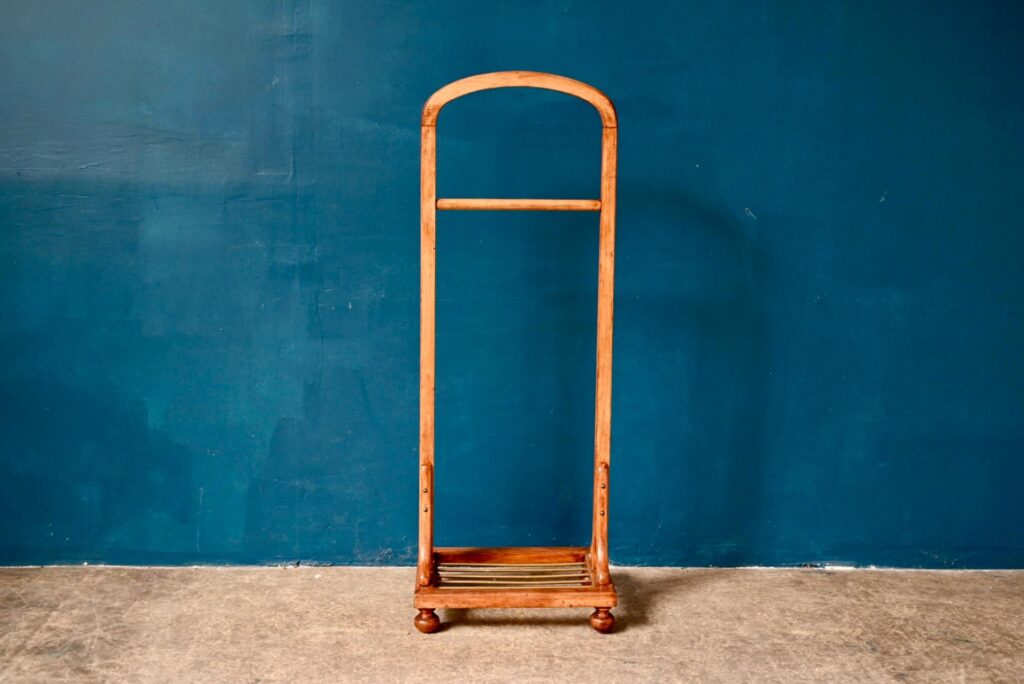 Valet de chambre Marcel, porte manteau bois courbé ancien, porte manteau en bois, porte manteaux bois courbé, bois massif, meuble pour chambre, porte bagages vintage en bois, valet de chambre, valet de chambre vintage, bois tourné, rangement vêtements, porte manteau bistrot, porte manteau années 60, porte manteau bohème, porte manteaux entrée, déco chambre hôtel, déco chambre vintage, déco chambre, déco chambre gîte vintage