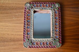 Petit miroir en céramique Milo, miroir céramique, miroir chaty vallauris, miroir mural, miroir mural vintage, miroir petit, petit miroir, petit miroir vintage, miroir style français, céramique vallauris, céramique vallauris capron, grès vallauris, poterie vallauris, vallauris, miroir céramique; miroir orange