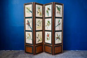 Paravent ancien aux oiseaux exotiques, bois gravé et sculpté, bois sculpté, coffre en cuir et bois, chevet vintage en bois doré, cabinet de curiosité, cabinet de curiosité rétro, cabinet de curiosités, paravent ancien, paravent, paravent vintage, accessoire déco, accumulation déco bohème, déco bohème, déco bohème 1900, déco bohème en bois, naturaliste, séparateur de pièces, séparation de pièce