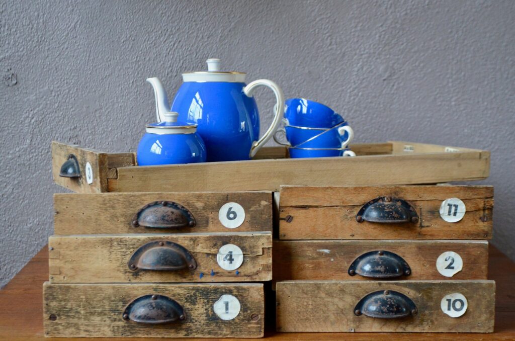 Plateau-tiroir d'atelier Dorian, plateau de service, plateau de service ancien, plateau de service ancien en bois, plateau brut, plateau de service bohème, plateau de service en bois patiné, plateau en bois, plateau service, plateau vintage, tiroir ancien, déco cuisine vintage, déco cuisine, déco indus vintage, déco indus, ancien meuble d'atelier