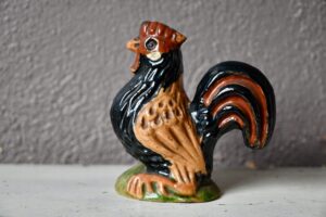 Coq en terre cuite vernissée polychrome, statuette céramique, oiseau terre cuite, terre cuite, terre vernissée, sculpture en terre cuite, style classique, céramique vert, céramique zoomorphe, céramique zoomorphe vintage, accessoire zoomorphe, déco zoomorphe, art populaire, art populaire alsacien, céramique art populaire, déco d'art populaire, décoration art populaire, céramique ancienne