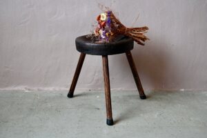 Tabouret de ferme primitif en bois massif, tabouret rustique en bois massif, tabouret en bois massif, tabouret tripode en bois sculpté, tabouret wabi sabi, style wabi sabi, table bois massif, déco primitive, décoration primitive, design primitif, décoration wabi sabi, décoration wabi sabi vintage, mobilier vernaculaire, tabouret de ferme, tabouret de ferme patiné, tabouret de ferme rétro, tabouret de ferme vintage
