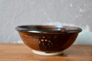 Coupe en grès Cluny, coupe en grès, coupelle en grès émaillé, coupe céramique, coupe en céramique, coupe centre de table céramique, coupe centre de table, coupelle céramique, coupelle bicolore vintage, coupelle vintage, coupelle vintage en grès, céramique bohème, déco wabi sabi