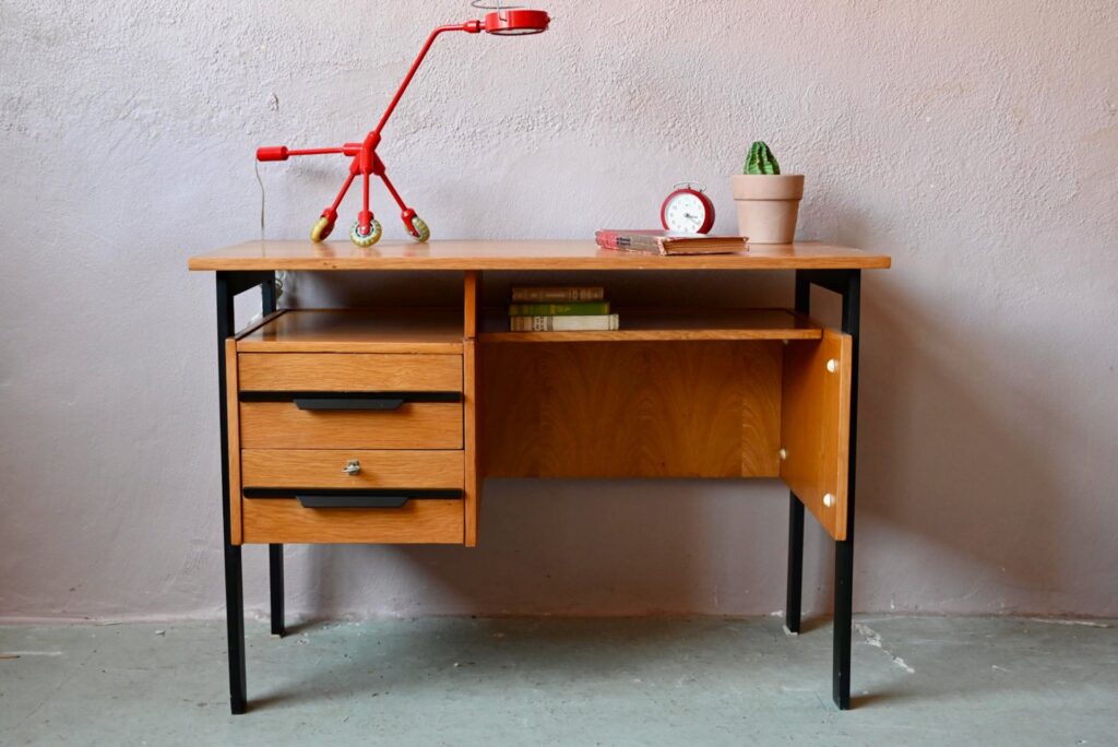 Bureau moderniste Barnabé, bureau enfant vintage, bureau enfant années 60, bureau enfant ado vintage, bureau vintage années 60, bureau en bois des années 50, mobilier enfant vintage, mobilier enfant des années 60, bureau enfant vintage en bois, bureau moderniste, bureau moderniste à tiroirs, meuble de bureau années 60, bureau minimaliste, bureau minimaliste en bois indus, bureau enfant années 50, bureau enfant bois, bureau enfant en bois rétro, petit bureau enfant vintage, bureau télétravail