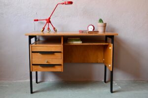 Bureau moderniste Barnabé, bureau enfant vintage, bureau enfant années 60, bureau enfant ado vintage, bureau vintage années 60, bureau en bois des années 50, mobilier enfant vintage, mobilier enfant des années 60, bureau enfant vintage en bois, bureau moderniste, bureau moderniste à tiroirs, meuble de bureau années 60, bureau minimaliste, bureau minimaliste en bois indus, bureau enfant années 50, bureau enfant bois, bureau enfant en bois rétro, petit bureau enfant vintage, bureau télétravail