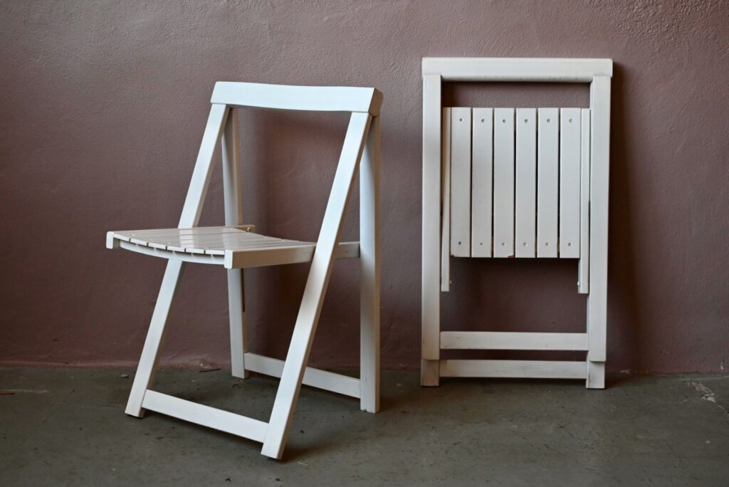 Paire de chaises pliantes minimalistes, chaises années 60 pliante en bois, chaises aldo jacober, chaise design italien, chaise vintage design italien, design italien années 60, chaises design années 60, chaises bois années 70, design des années 60, chaises pliantes, chaises d'appoint, chaises design italien années 70, chaises design minimaliste, chaises design vintage