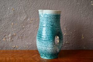 Pichet Accolay en grès émaillé craquelé, vase pichet accolay, pichet accolay, pichet céramique vintage, pichet en grès, céramique accolay, grand vase accolay, céramique en grès, années 1960, les potier accolay, accolay, potier d'accolay, verseuse accolay, vase accolay, céramique midcentury, céramique 50, céramique 50 france, céramique bleue, céramique bohème
