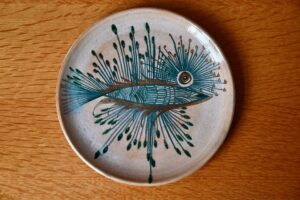 Assiette décorative "Poisson Fantastique" de Jacques de Chateneuil (dit Massard), Assiette en grès, assiette, assiette décoratique, céramique en grès, céramique poisson, assiettes en grès, assiette vintage, céramiste français, céramique art déco, céramique biomorphe, céramique de vallauris, céramique france, céramique méditerranéenne, céramique vallauris, céramique vallauris capron