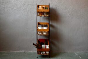 Étagère d'épicerie Fleurette, étagère rotin, étagère vintage années 50, étagère en rotin, étagère vintage rotin, étagère ancienne, étagère déco, étagère indus, étagère en bois vintage, étagère en bois des années 60, panier de boulangerie, ancien meuble d'atelier, meuble d'atelier en bois, meuble d'atelier vintage, petit meuble d'atelier