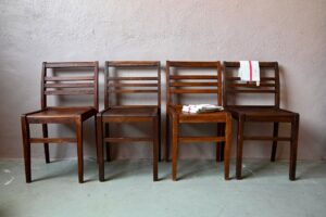 Série de 4 chaises René Gabriel, chaises à barreaux en bois, chaises années 50 en bois, chaises en bois années 40, chaises vintage en bois rustique, ensemble chaises bois vintage, chaise en bois vintage, chaise en bois, chaises des années 50, chaises rené gabriel, chaise reconstruction rené gabriel, mobilier de reconstruction rené gabriel, chaise reconstruction, design reconstruction, années 50 design, chaise brutaliste années 50, canapé iconique années 50