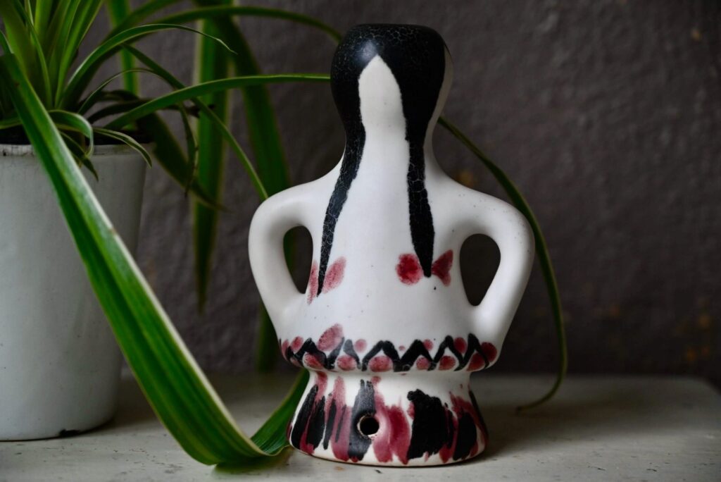 Céramique anthropomorphe Monique, vase céramique, vase céramique 50, vase céramique vintage, vase émail, vase en céramique, vase design, design des années 50, vase forme libre, bougeoirs vallauris, céramique de vallauris, céramique vallauris, céramique vallauris capron, grès vallauris, poterie vallauris, vase vallauris, picasso, robert picault, sculpture anthropomorphe, anthropomorphe, céramique midcentury