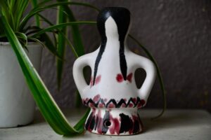 Céramique anthropomorphe Monique, vase céramique, vase céramique 50, vase céramique vintage, vase émail, vase en céramique, vase design, design des années 50, vase forme libre, bougeoirs vallauris, céramique de vallauris, céramique vallauris, céramique vallauris capron, grès vallauris, poterie vallauris, vase vallauris, picasso, robert picault, sculpture anthropomorphe, anthropomorphe, céramique midcentury