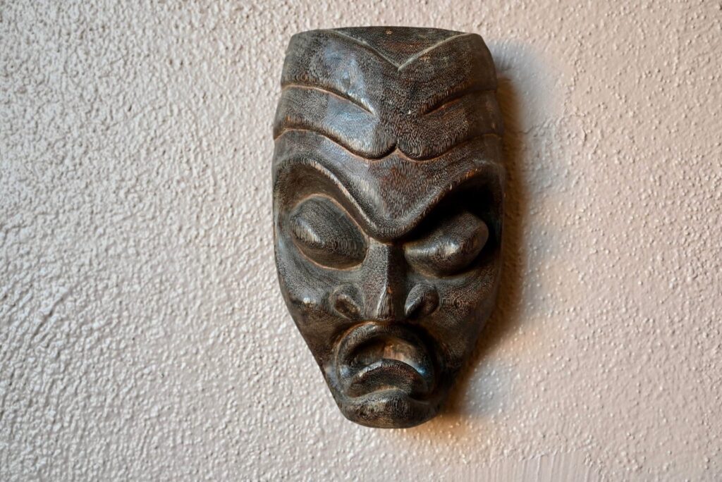 Masque africain, bois sculpté, bois massif, grande sculpture en bois sculpté, bois gravé et sculpté, masque mortuaire, mobilier en bois sculpté, déco afrique, africaine, déco murale, déco murale années 50, déco murale vintage, buste en bois sculpté, déco primitive