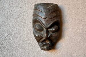 Masque africain, bois sculpté, bois massif, grande sculpture en bois sculpté, bois gravé et sculpté, masque mortuaire, mobilier en bois sculpté, déco afrique, africaine, déco murale, déco murale années 50, déco murale vintage, buste en bois sculpté, déco primitive