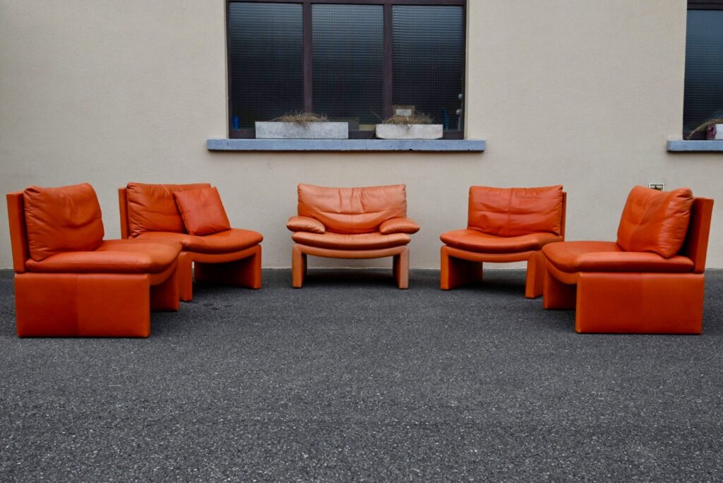 Série de 5 chauffeuses italiennes, salon en cuir années 70, salon années 70, salon vintage, fauteuil en cuir vintage, fauteuil italien années 70, design italien années 70, fauteuil années 70 en cuir, ensemble fauteuils lounge vintage, canapé 3 places design italien, design italie, design italien années 60, chaise vintage design italien, design italien memphis, design italien années 80, design italien seventies, sofa design italien, canapé design, canapé chauffeuse en cuir, canapé années 70, canapé en cuir rétro, canapé en cuir vintage, chauffeuse lot vintage, fauteuil chauffeuse années 60, chauffeuse