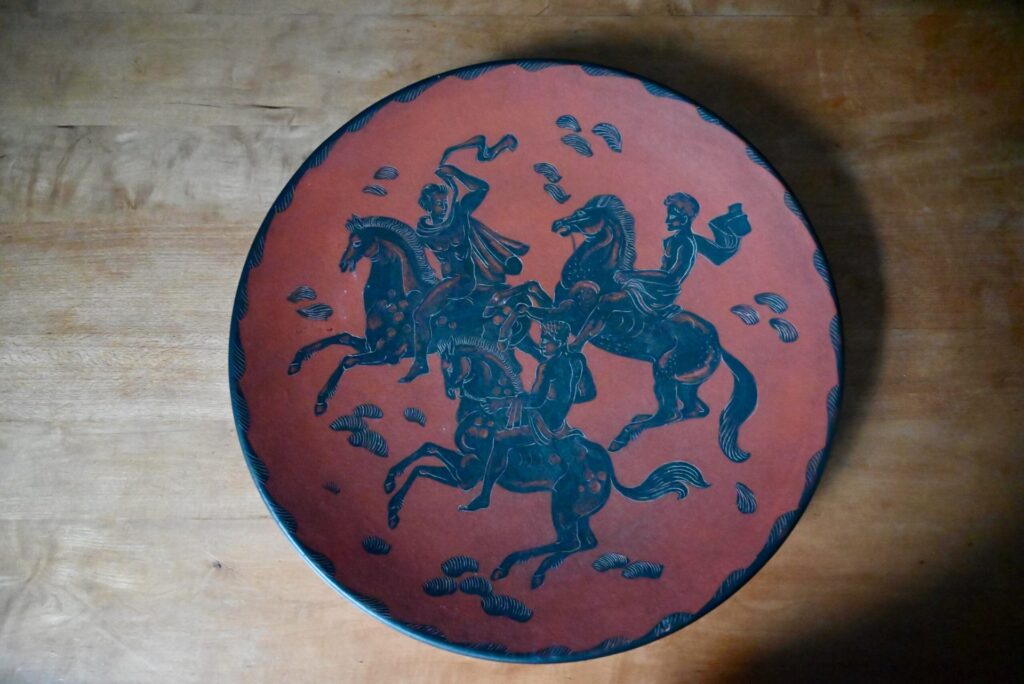 Grand plat Elchinger en terre cuite Terra Sigillata, assiette, assiette ancienne, assiette décoratique, céramique alsacienne, céramique elchinger, terre cuite, décoration murale terre cuite, style classique, céramique fernand elchinger, collection elchinger, elchinger vintage, fermand elchinger, signé elchinger, céramique alsace, plat soufflenheim
