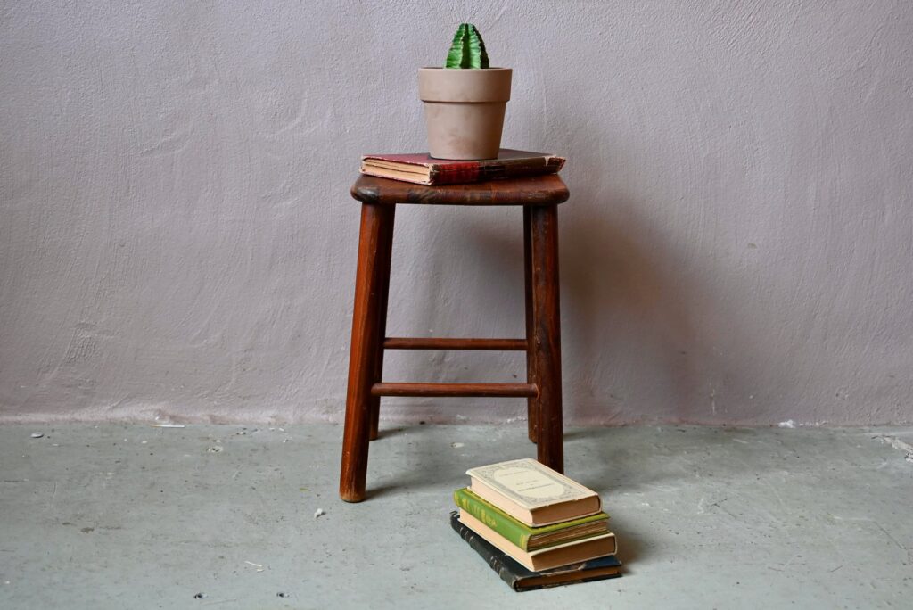 Tabouret Michou, tabouret rustique en bois massif, tabouret de ferme vintage, tabouret en bois massif, tabouret rustique vintage, tabouret en pin, tabouret de ferme, sellette vintage en bois, tabouret vintage, guéridon porte plantes, porte plantes minimaliste vintage, porte plantes vintage bohème, tabouret bohème, tabouret bois, tabouret d'appoint vintage