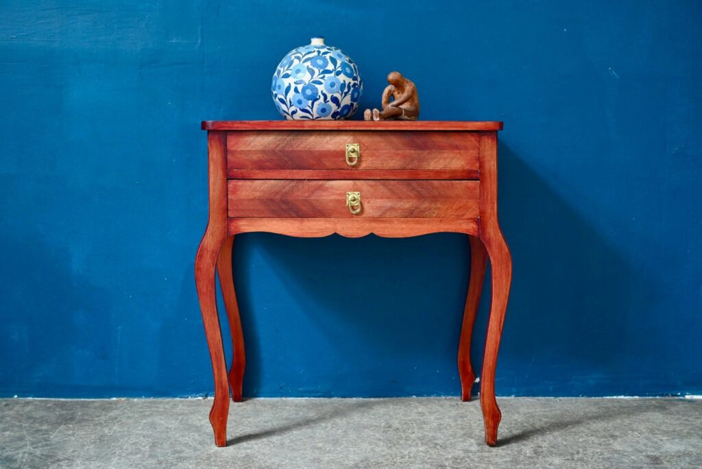 Console Selma, chiffonnier vintage années 60, commode en bois massif, meuble à tiroirs rangement, meuble en bois massif années 60, petite meuble en bois, bois massif, console ancienne, console d'entrée, console en acajou, console entrée, table console, console entrée vintage, console vintage en bois, petit meuble sellette vintage, sellette, sellette en bois, sellette porte plantes, sellette vintage, chevet louis XV, louis XV, style louis XV