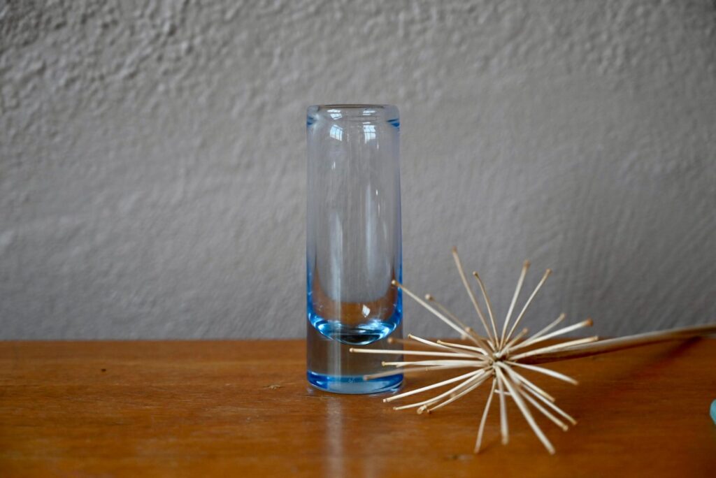 Soliflore danois en verre, grand vase en verre, vase en verre ancien, vase en verre, coupe suèdoise, design suède, vase verre suède, holmegaard, lampe holmegaard, vase années 60 design, grand vase scandinave, vase verre bleu, vase verre bullé, vase verre vintage