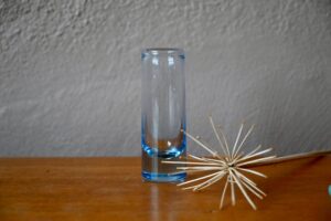 Soliflore danois en verre, grand vase en verre, vase en verre ancien, vase en verre, coupe suèdoise, design suède, vase verre suède, holmegaard, lampe holmegaard, vase années 60 design, grand vase scandinave, vase verre bleu, vase verre bullé, vase verre vintage
