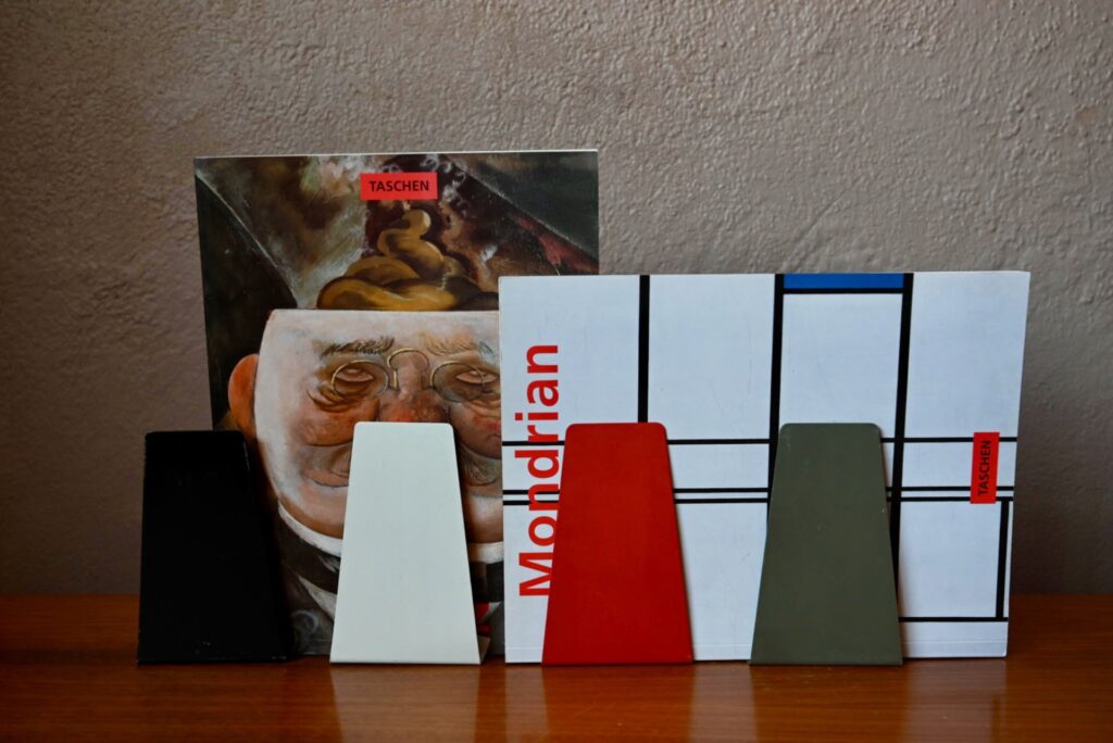 Série de 4 Serre-livres colorés 1960s, design des années 60, design minimaliste années 70, bureau design, bureau minimaliste, bureau vintage années 60, table en métal années 50, serre livres, design midcentury, design minimaliste, design allemand