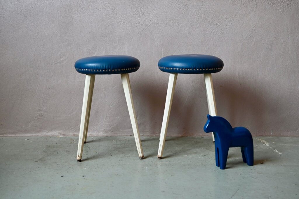 Paire de tabourets rockabilly, paire de tabourets vintage, tabouret tripode années 50, tabouret scandinave, tabouret vintage, tabouret années 50, tabouret années 60, tabouret tripode, paire de tabourets, chaises rockabilly, déco rockabilly vintage, mobilier rockabilly, style rockabilly, lot de tabourets, série de tabourets midcentury, tabourets patinés