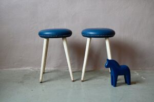 Paire de tabourets rockabilly, paire de tabourets vintage, tabouret tripode années 50, tabouret scandinave, tabouret vintage, tabouret années 50, tabouret années 60, tabouret tripode, paire de tabourets, chaises rockabilly, déco rockabilly vintage, mobilier rockabilly, style rockabilly, lot de tabourets, série de tabourets midcentury, tabourets patinés