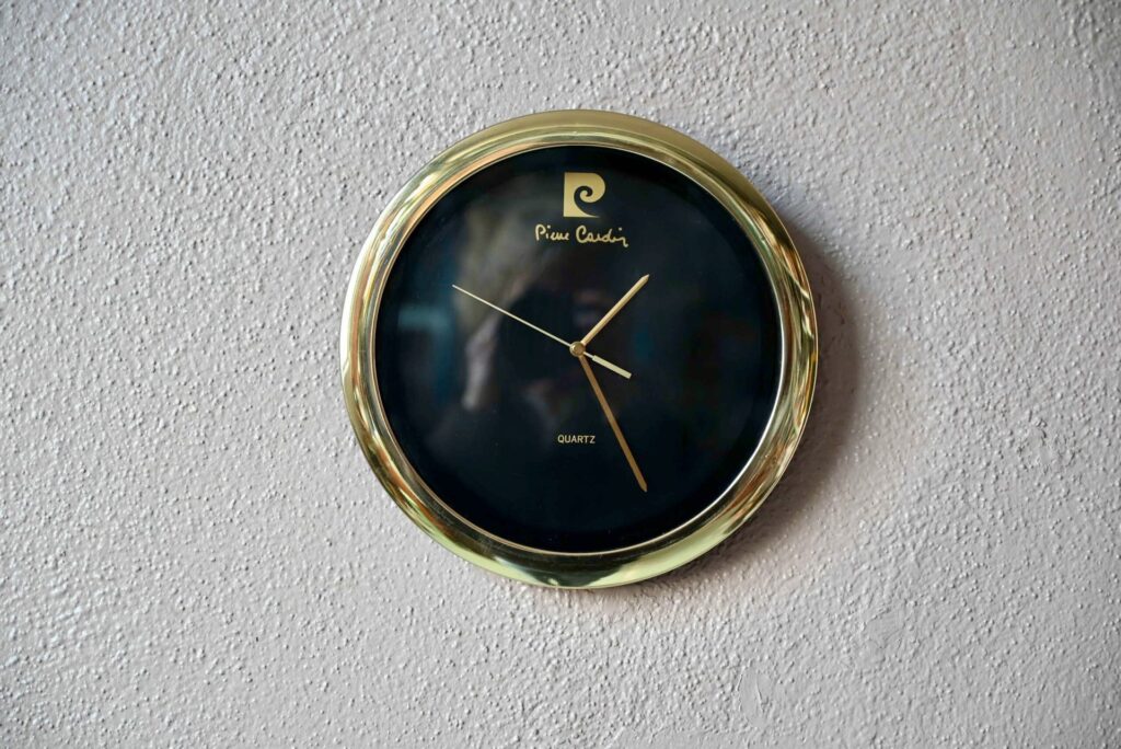Horloge murale Pierre Cardin, horloge 1980, Horloge de style, horloge murale, horloge, horloge vintage dorée, horloge vintage, horloge dorée, design 80s, design 80, Horloge ancienne, montre, cadrans de montres anciens, déco memphis