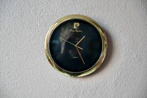 Horloge murale Pierre Cardin, horloge 1980, Horloge de style, horloge murale, horloge, horloge vintage dorée, horloge vintage, horloge dorée, design 80s, design 80, Horloge ancienne, montre, cadrans de montres anciens, déco memphis