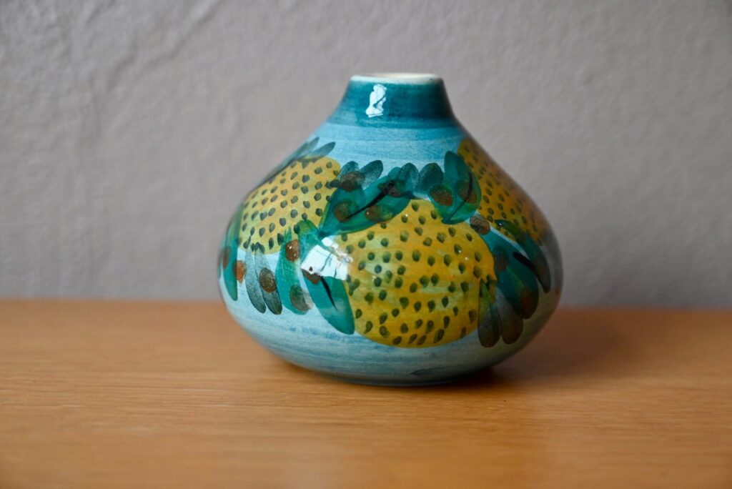 Petit vase boule Corfou, petit vase, vase boule, vase céramique, vase émail, vase en céramique, petit vase déco, vase céramique signé, vase céramique vintage, déco bohème, déco bohème années 60, déco bohème rétro, objet déco bohème, vase déco bohème, petit vase bohème, vase bohème, vase boule art déco