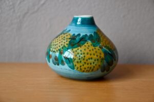Petit vase boule Corfou, petit vase, vase boule, vase céramique, vase émail, vase en céramique, petit vase déco, vase céramique signé, vase céramique vintage, déco bohème, déco bohème années 60, déco bohème rétro, objet déco bohème, vase déco bohème, petit vase bohème, vase bohème, vase boule art déco