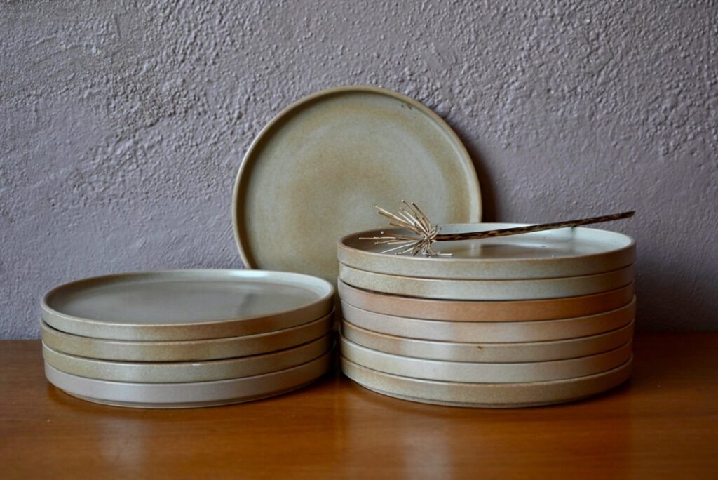 Série de 12 assiettes Niderviller en grès, assiettes en grès, assiettes plates, assiettes vintage, Assiette en grès, assiette vintage, art de la table vintage, vaisselle des années 60, assiettes bohème, assiettes bohème anciennes, assiettes bohèmes, assiette bohème, vaisselle bohème, vaisselle bohème vintage, vaisselle campagne chic, vaisselle en grès, vaisselle vintage