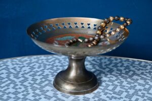 Coupe en laiton orientaliste Aria, coupe sur piedouche, laiton doré, métal doré, coupe en laiton martelé, style classique, coupe céramique, orientalisme, style oriental, coupe à fruits, coupe anciennes, ancienne déco