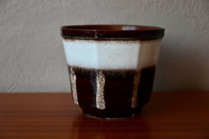 Cache-pot Vintage Studio Pottery Grès Bicolore Années 70, cache pot céramique, cache pot en céramique, céramique allemande années 60, cache pot, cache pot ancien, design des années 60, années 1960, céramique allemande, cache pot vintage, céramique fat lava, fat lava