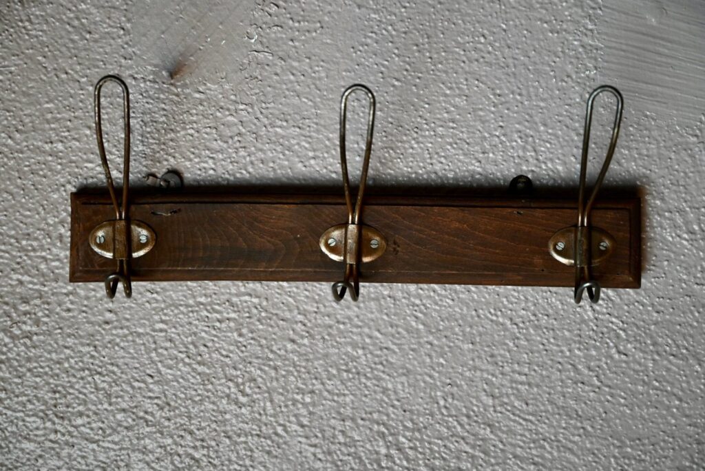 Porte-manteaux Serge, porte-manteaux mural en teck et métal, porte manteau mural, porte manteaux mural, porte manteau bistrot, porte manteau en bois, porte manteau en métal, style art déco, mobilier art déco, patères années 50, patères murale vintage, patères rétro, patères vintage