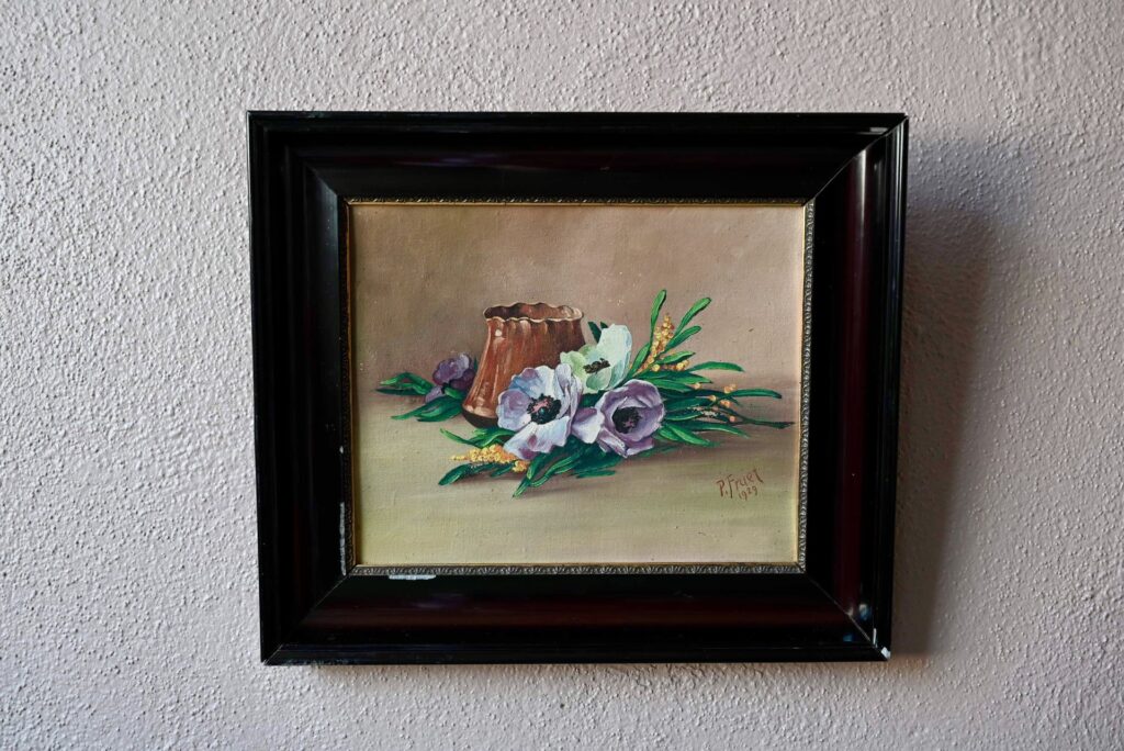 Tableau aux Anémones de P. Fruet, 1929, huile sur toile, huile toile, bouquet de fleurs, tableau ancien, tableau ancien encadré, tableau bohème, tableau campagne, tableau français bohème, tableau vintage france, déco bohème, déco bohème rétro, déco bohème 1900, déco murale, accumulation déco murale tableaux, déco murale vintage, déco murale rétro, peinture bohème, peinture ancienne