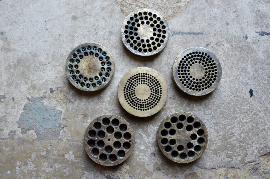 Série de 6 filières à pâtes, accessoire cuisine traditionelle, balance de cuisine rétro, moule à patisserie, moule ancien