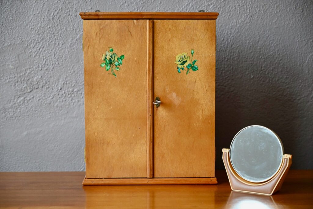 Meuble de pharmacie Mathilde, armoire murale vintage, petite armoire murale, armoire de toilette, armoire de toilette rétro, armoire vintage, armoire en bois, armoire murale ancienne, armoire des années 50 vintage, armoire à pharmacie, armoire à pharmacie ancienne, armoire à pharmacie en bois, armoire à pharmacie vintage, armoire de pharmacie en bois, armoire de pharmacie rétro, armoire pharmacie bohème, boites de pharmacie ancienne, meuble de pharmacie en bois vintage, meuble de pharmacie rétro en bois, meuble de pharmacie vintage, pharmacie murale, pharmacie murale vintage, pharmacie murale ancienne